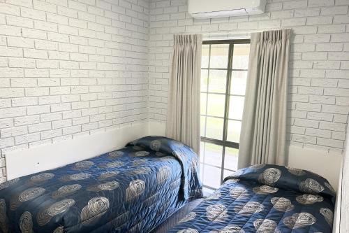 Tocumwal Early Settlers Motelにあるベッド