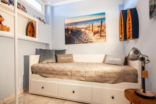 een slaapkamer met een bed in een kamer bij Traumblick, Apartment in Strandlage mit erstklassigem Meerblick in Sierksdorf