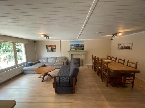 un soggiorno con tavolo e una sala da pranzo di Cosy-Cottage a Hechtel-Eksel