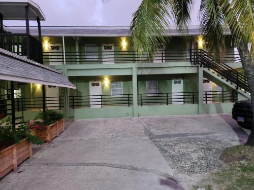 un edificio con un coche aparcado delante de él en The Bute Hotel en Philipsburg