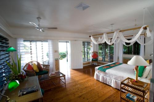 1 dormitorio con 1 cama y sala de estar en Nukubati Great Sea Reef, en Nukubati