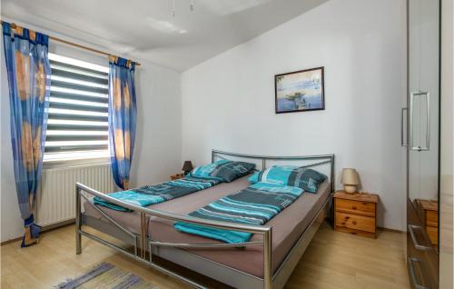 Un dormitorio con una cama con almohadas azules. en Cozy Home In Kavran With Wifi, en Kavran