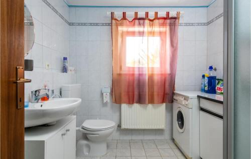 Kavran的住宿－Cozy Home In Kavran With Wifi，一间带卫生间和水槽的浴室
