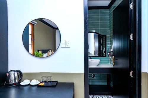 富国SUNSET BAY RETREAT的浴室里有洗手池和镜子