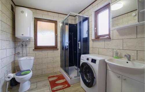 ニジツァにある3 Bedroom Gorgeous Home In Nidzicaのバスルーム(洗濯機、シンク付)