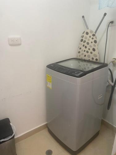 una lavadora en una esquina de una habitación en Apartamento Cerca al mar en Cartagena de Indias