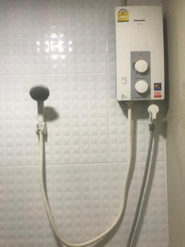 暖武里的住宿－Boom inn，浴室墙上的肥皂机