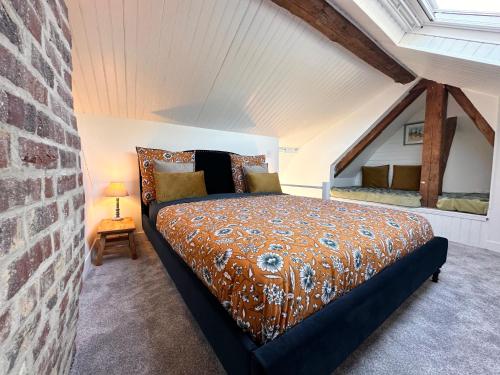 sypialnia z łóżkiem typu king-size na poddaszu w obiekcie Les Turquoises Étretat - L'Hôtel-Boutique w Étretat