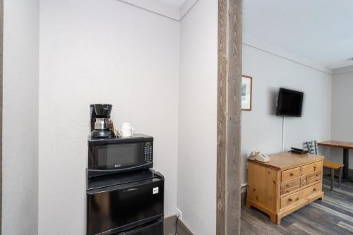 um quarto com comodidades para preparar café em cima de um micro-ondas em Mountainside Inn 209 Hotel Room em Telluride
