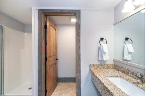 uma casa de banho com um lavatório e um espelho em Mountainside Inn 209 Hotel Room em Telluride