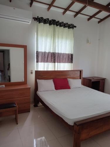 En eller flere senge i et værelse på Gayan Villa