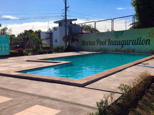 una piscina de agua azul en un patio en Rimaven Homes Clark-Dau (w/ Parking, Netflix, Wi-Fi), 