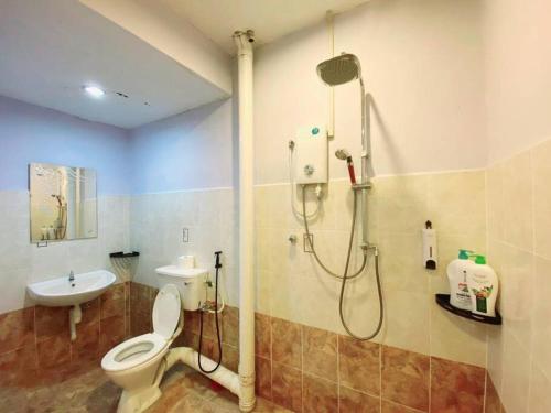 une salle de bains avec douche, toilettes et lavabo dans l'établissement (TN)Modern Stylish 2 Storey Corner House @Alma BM, à Bukit Mertajam