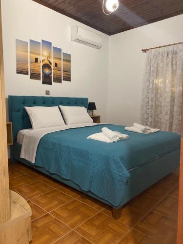 YerakárionにあるVilla Foteiniのベッドルーム1室(青いベッド1台付)