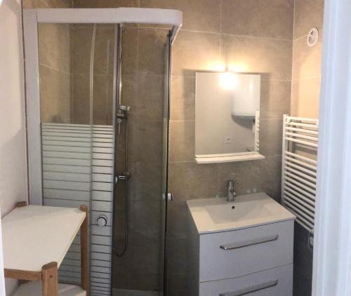 een kleine badkamer met een douche en een wastafel bij Studio bord de mer Cavalaire in Cavalaire-sur-Mer