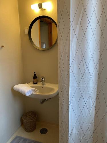 un bagno con lavandino e specchio di Svalereden Strand Camping Rooms a Sæby