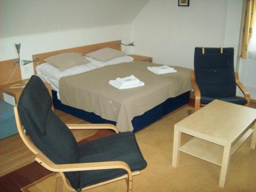 Postel nebo postele na pokoji v ubytování hotel U lip Trojanovice