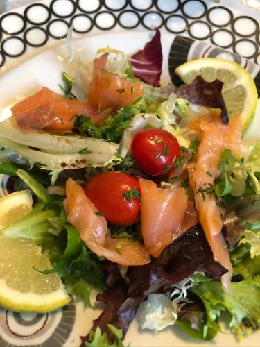 別荘の敷地内または近くでの食事または食べ物