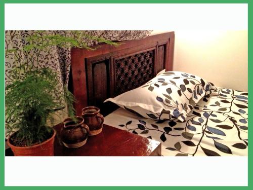 um quarto com uma cama com uma cabeceira de madeira em The Lily Pad Inn em Dali