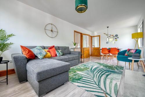 コベントリーにあるAbbey Court - 2 Bedroom Apartment, Parking, JLR, CVT - Coventry Accommodation LTDのリビングルーム(グレーのソファ、オレンジの枕付)