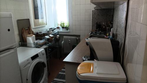 cocina con lavadora y fregadero en nice flat under the castle, en Bratislava