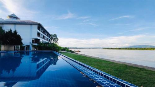 una piscina con vistas al río en Siam Triangle Hotel en Chiang Saen