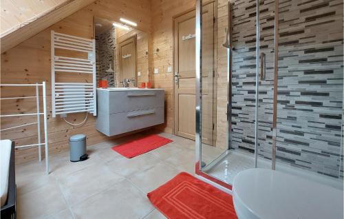 Ένα μπάνιο στο Awesome Home In Mont-dore With Wifi