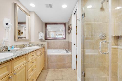 La salle de bains est pourvue de 2 lavabos et d'une douche. dans l'établissement Portofino Island Resort P5-1003, à Pensacola Beach