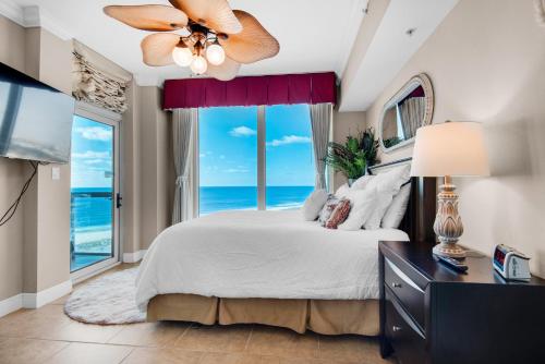 - une chambre avec un lit et une fenêtre donnant sur l'océan dans l'établissement Portofino Island Resort P5-1003, à Pensacola Beach