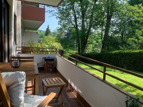un balcón con mesa y sillas en el porche en Liebevolles Appartement-Erholung pur in Bad Sachsa, en Bad Sachsa