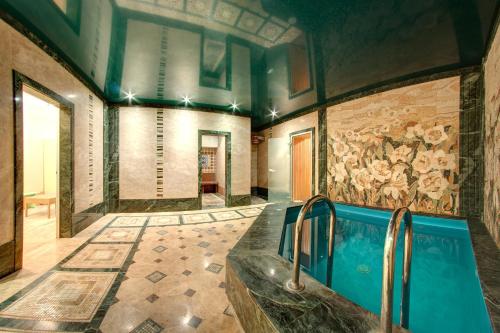 a bathroom with a tub in the middle of a room at LAVANDA country club in Tatariv