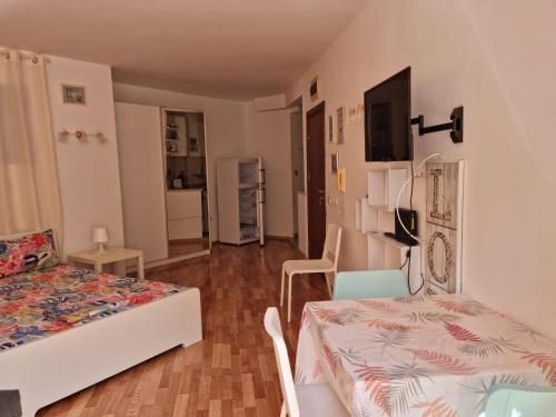 Televisyen dan/atau pusat hiburan di Fantasy Apartments Saint Constantine and Helena Resort