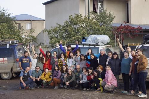um grande grupo de pessoas posando para uma foto em Mamuka's Guesthouse em Udabno