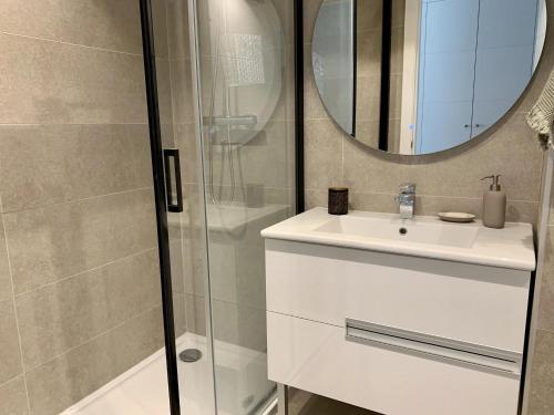 ein Badezimmer mit einem weißen Waschbecken und einer Dusche in der Unterkunft Casa Dana Duna 2 by Spain2home in Torrox