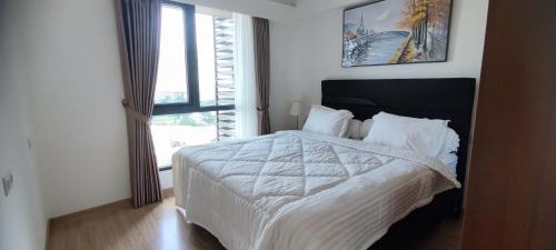 Postel nebo postele na pokoji v ubytování 3BR Apartment at Skyhouse BSD beside Aeon Mall BSD