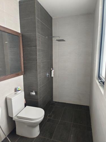 Ένα μπάνιο στο One Bedroom Troika Kota Bharu by AGhome, Modern Design