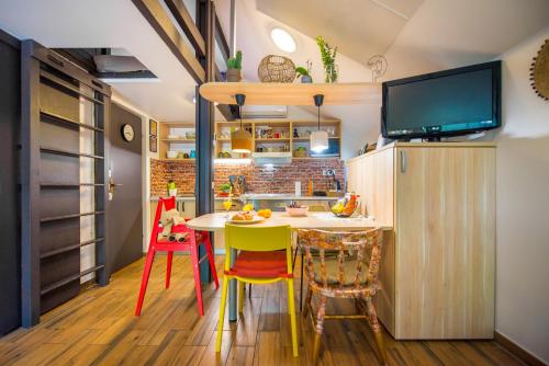uma cozinha com uma mesa amarela e cadeiras em Boho House 3 in camp Terme Catez em Catez ob Savi