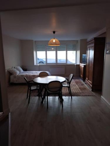 Très grand studio au pied du plateau d'Angoulême.