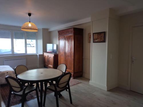 Photo de la galerie de l'établissement Très grand studio au pied du plateau d'Angoulême., à Angoulême