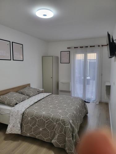 una camera da letto con un letto e una finestra di Studio proche gare Vernon Giverny terrasse Parking a Vernon