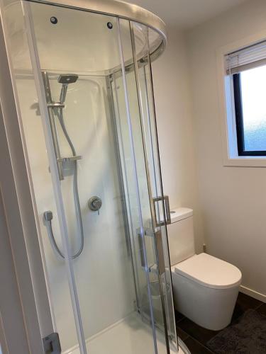 y baño con ducha y aseo. en 2 Bedroom Unit in Queenstown, en Frankton