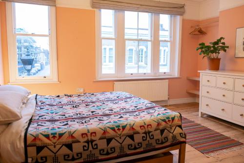 una camera con un letto e due finestre di Stunning 3-bedroom townhouse in superb location a Londra