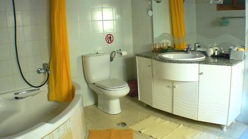 y baño con aseo, lavabo y bañera. en Maison Roxanne & Maisonette in medieval city by Rhodes4vacation en Rodas