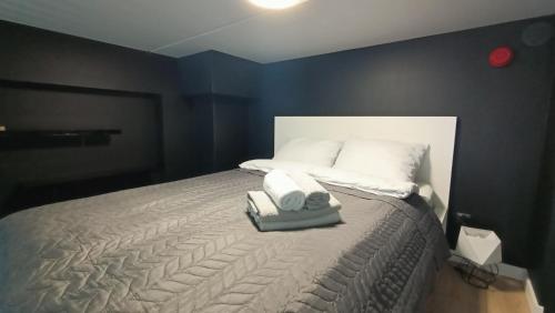 una camera da letto con un letto e un telefono sopra di DROINVEST Apartament Zarembowicza WROCŁAW LOTNISKO AIRPORT - FV a Breslavia