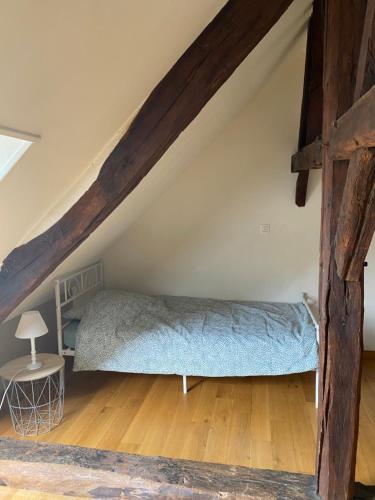 een groot bed op de zolder van een kamer bij Loft duplex de charme 8 p plein centre in Lisieux