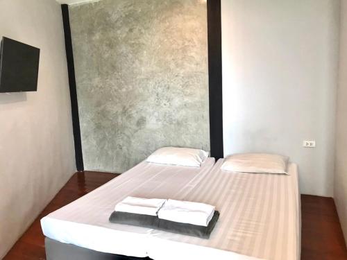 Cama o camas de una habitación en Udomsuk Inn & Cafe - BTS Udomsuk