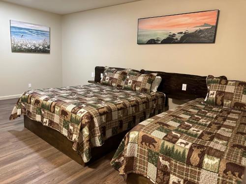 A bed or beds in a room at Crater Lake Gateway - Hwy 140