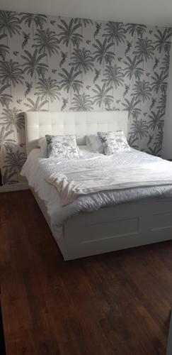 Ce lit se trouve dans une chambre dotée d'un mur. dans l'établissement Les rias du Belon, à Riec-sur-Bélon