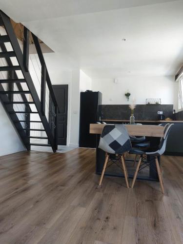 un salon avec une table et un escalier dans l'établissement Les rias du Belon, à Riec-sur-Bélon