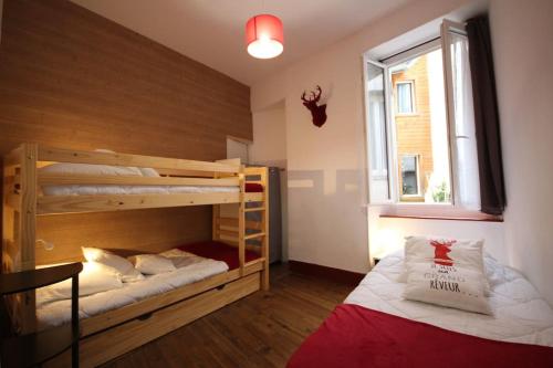 deux lits superposés dans une chambre avec fenêtre dans l'établissement LE CERF BLANC*** - T4 au pied des Thermes Cauterets - 3 chb et 2 sde, à Cauterets